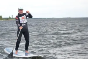 Janek Lisewski płynie Wisłą