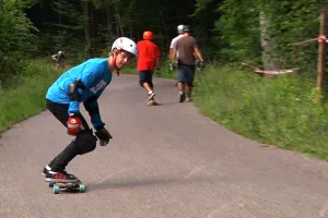 Z górki na longboardzie