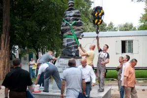 Pomnik ks. Jankowskiego już stoi przy św. Brygidzie