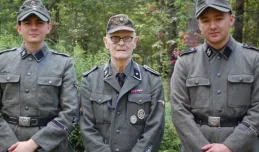 Polscy rekonstruktorzy na zdjęciu z weteranem Waffen SS