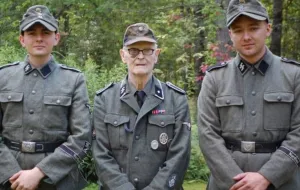 Polscy rekonstruktorzy na zdjęciu z weteranem Waffen SS
