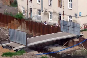 Kanał Raduni jak fosa. Mieszkańcy chcą odzyskać swoją kładkę