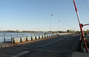 Wymiana pontonu pod mostem w Sobieszewie