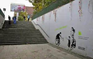 Graffiti mówi prawdę: tunel i kładka nie dla wszystkich