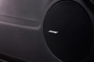 Audiofilski sprzęt w eleganckim aucie