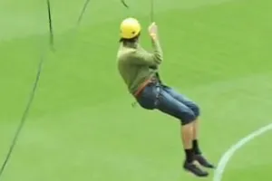 Zjazd na linie na murawę PGE Areny