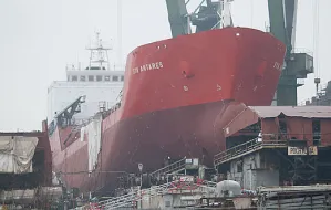 Czerwony kadłub znika ze stoczni. Zwodowano "Syn Antaresa"