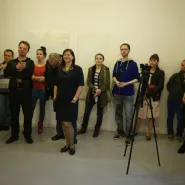 Minimalistyczne, monochromatyzujące malarstwo Kamili Model.