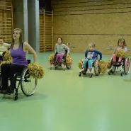 Występ sekcji "Cheerleaders na wózkach"