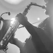 Muzyczna bomba z saksofonem na żywo | Bunkier