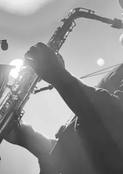 Muzyczna bomba z saksofonem na żywo | Bunkier