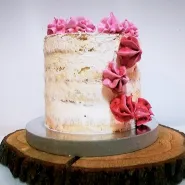 Tort w stylu Naked Cake