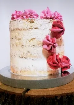 Tort w stylu Naked Cake