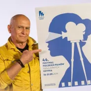Andrzej Pągowski podpisuje plakat