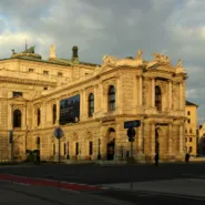 Claus Peymann opuszcza Bochum i jako dyrektor Burgtheater udaje się do Wiednia - czytanie