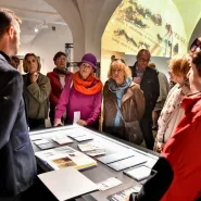 Seniorzy do Muzeum! Zwiedzanie wystawy Bursztyn w twórczości Haralda Popkiewicza