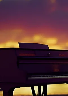 Piano w naturze o zachodzie słońca 