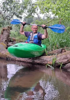 Trening kajakowy zwałkami rzeki Łeby