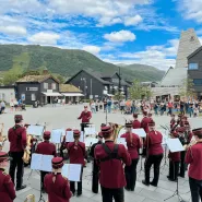 Młodzieżowa orkiestra z Norwegii w paradzie na Molo