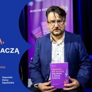 Spotkanie z Marcinem Dybukiem o książce Chłopaki nie płaczą, chłopaki z okien skaczą
