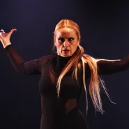 Kobieta we Flamenco - Erika Fritz Roa