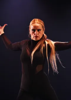 Kobieta we Flamenco - Erika Fritz Roa