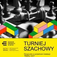 Turniej szachowy w przestrzeni instalacji Między nami | Muzeum Emigracji w Gdyni