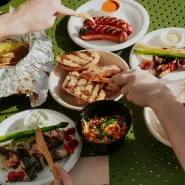 Wakacyjne grille w środku miasta