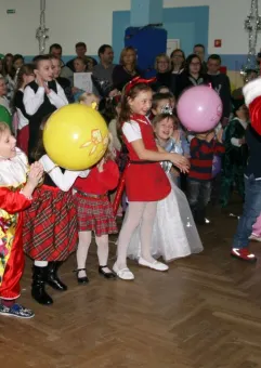 Zabawa Mikołajkowa ze spektaklem dla dzieci