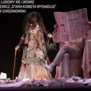 Stara kobieta wysiaduje