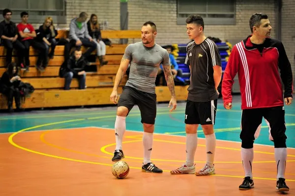 Byli piłkarze Lechii Gdańsk Paweł Pęczak (z lewej) i Sławomir Wojciechowski (z prawej) pożegnali rok występem w charytatywnym turnieju futsalowym rozgrywanym w hali przy ulicy Kołobrzeskiej.