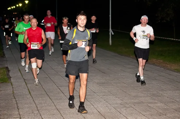 Kto lubi biegać po zmroku ucieszy się z nowej inicjatywy Night Runners. Na zdjęciu nocny Bieg Świętojański w Gdyni.