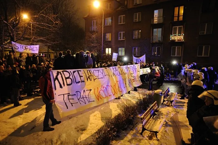 Tak wyglądał nielegalny wiec przed domem premiera, który - jak utrzymuje policja i prokuratura - zorganizował Michał Stróżyk.