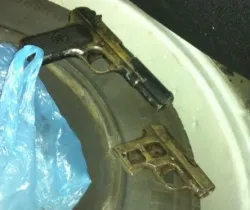 W zatrzymanym przez policję samochodzie poza narkotykami znaleziono dwie sztuki broni palnej, na które właściciel samochodu nie miał pozwolenia.