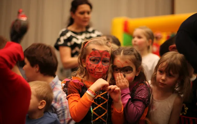 Malowanie twarzy podczas balu to jedna z atrakcji, które dzieci lubią najbardziej.