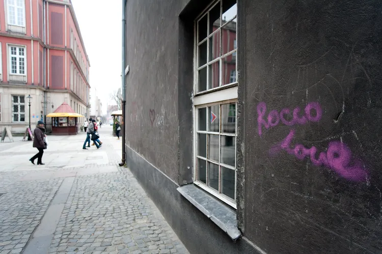 Graffiti studentek pozostawione na kilkunastu budynkach trudno uznać za specjalnie wyrafinowane.