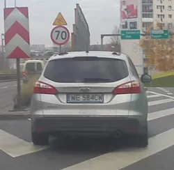 Internauci przekazują sobie zdjęcia samochodów Inspekcji Transportu Drogowego, by ostrzec innych. Tu na Estakadzie Kwiatkowskiego w Gdyni. A może by tak po prostu... przestrzegać przepisów?