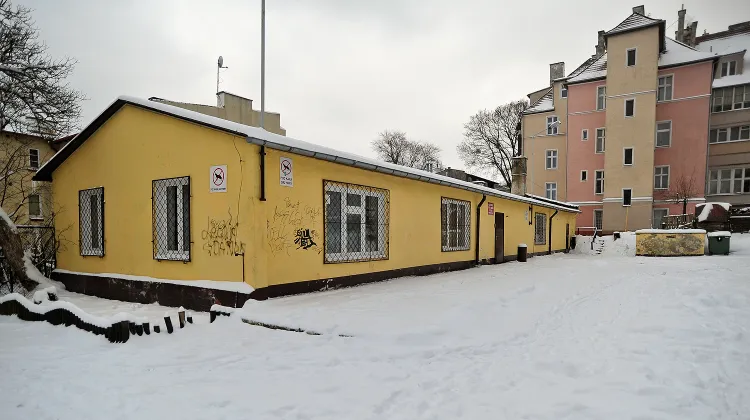 Tak dziś wygląda siedziba sopockiego MOSiR. Trudno przypuszczać, aby w tym budynku dało się prowadzić szkołę...