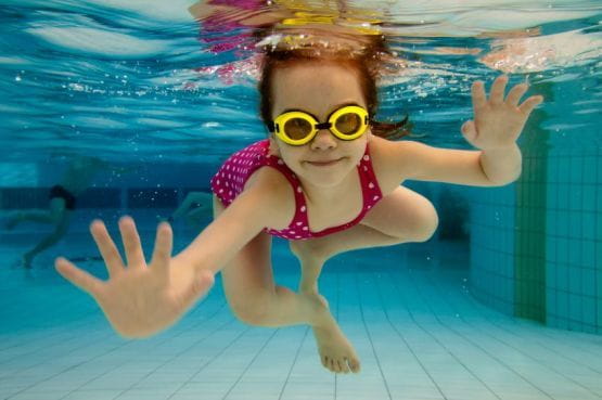 Dobrą zabawę, podczas której nasze dziecko zdobędzie nowe umiejętności, zapewnią mu półkolonie pływackie organizowane w Zespole Szkół Sportowych i Ogólnokształcących w Gdańsku. 