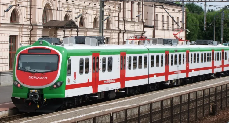 Tego typu pociągi przyjadą do Trójmiasta za półtora roku. Na zdjęciu zmodernizowany skład elektrycznego zespołu trakcyjnego EN57 w barwach podlaskiego oddziału Przewozów Regionalnych.