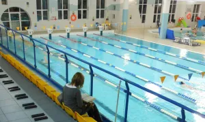 Na widowni basenu na Chełmie często zasiadają rodzice doglądający swoich pociech. Dwoje z nich zostało okradzionych przez 14-letnią dziewczynę.