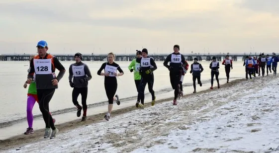 W grudniowej edycji na sopockiej plaży pojawiło się ponad 300 biegaczy.