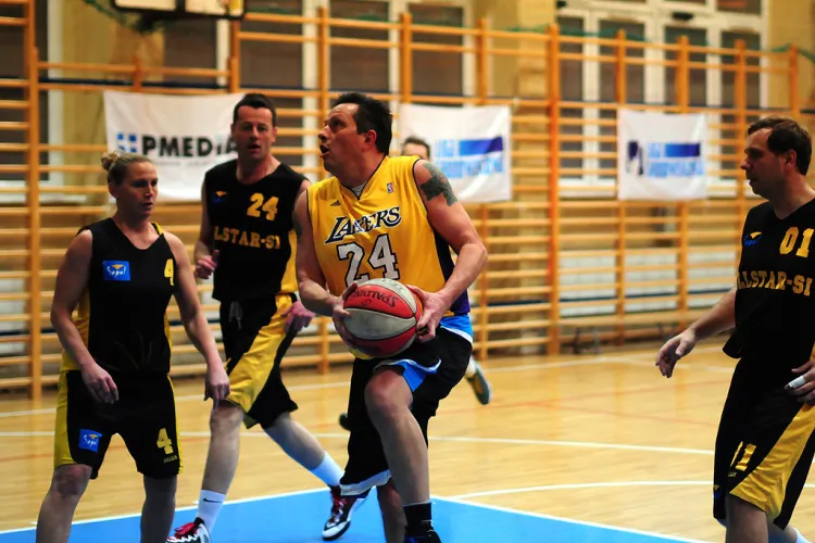 Młodzi Inaczej Marcina Skorupskiego (z piłką) z kompletem zwycięstw objęli prowadzenie w drugiej edycji Ligi Środowiskowej Maxibasketball 35+.