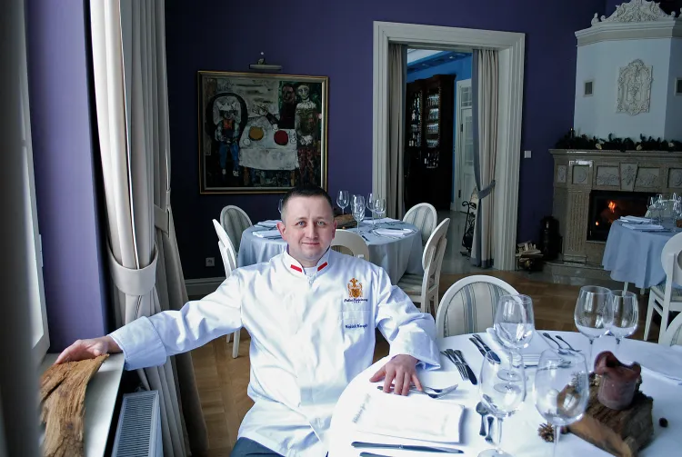 Wojciech Harapkiewicz przez 8 lat prowadził kuchnię Hotelu Królewskiego. Dziś cieszy się, że za miastem może gotować "bez kompromisów".