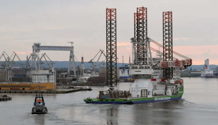 Kiedyś w Gdyni budowano masowce i kontenerowce. Dziś przyszedł czas na tak specjalistyczne jednostki, jak statek do stawiania wież wiatrowych "Innovation" wybudowany w stoczni Crist.