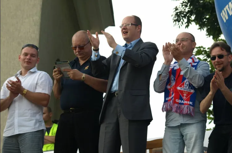 Gdańscy żużlowcy w dalszym ciągu mogą liczyć na wsparcie Miasta. Jak przyznaje jednak dyrektor Biura Prezydenta ds. Sportu Andrzej Trojanowski (drugi od lewej), rozbudowa administracji klubu budzi zastrzeżenia.