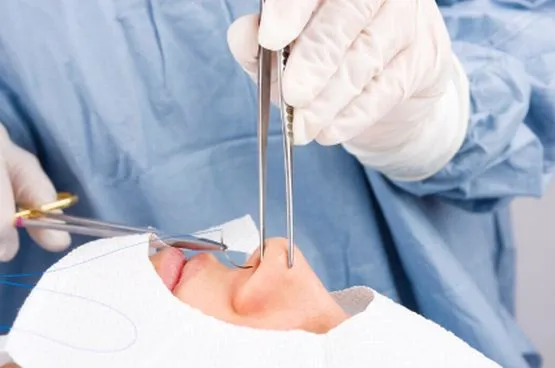 Operacje plastyczne nosa są jednym z najczęstszych, ale jednocześnie najbardziej skomplikowanych i trudnych zabiegów chirurgii plastycznej.