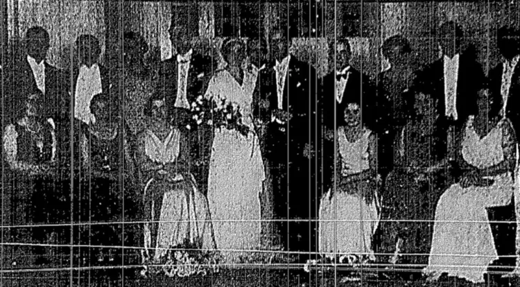 Fotografia młodej pary w otoczeniu gości weselnych. Rudolf Cramer von Clausbruch z małżonką widoczni są w górnym rzędzie, jako pierwsi od prawej. Zdjęcie zamieszczone przez Danziger Neueste Nachrichten w styczniu 1932 r.