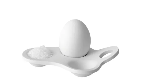 Ole Jensen zaprojektował dla firmy muuto podstawkę do jajek. Podstawka to jedna porcelanowa płaszczyzna z trzema wgłębieniami: na jajko, na sól i łyżeczkę. Cena śniadania, które może przerodzić się w dyskusję nad designem, wzrasta o 120 złotych.