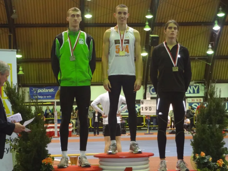 Patryk Dobek (w środku) czasem 47.33 ustanowił w Spale nowy rekord Polski juniorów w biegu na 400 metrów.